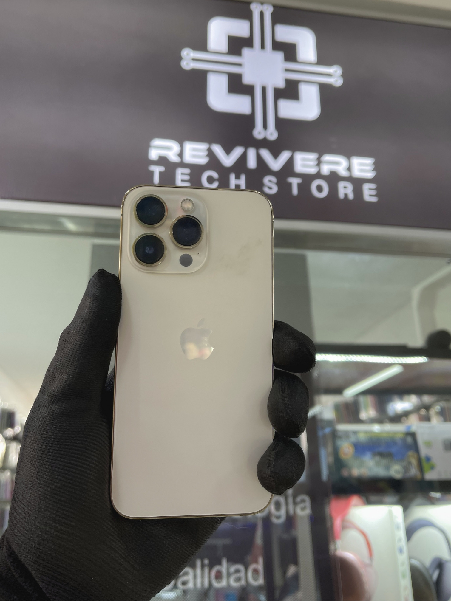 iPhone reacondicionado Revivere en mano