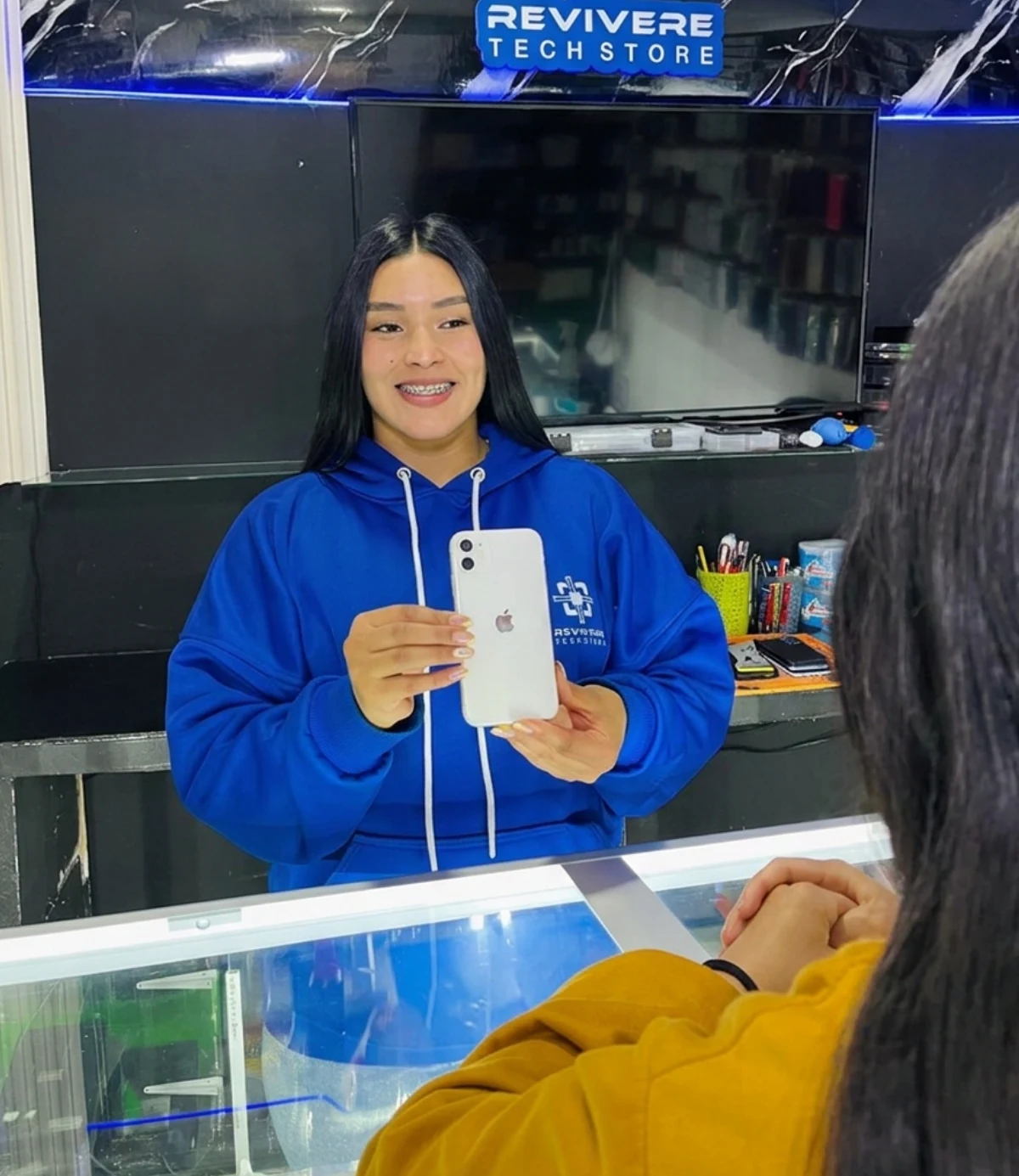 Local físico de Revivere Tech Store en Tunja