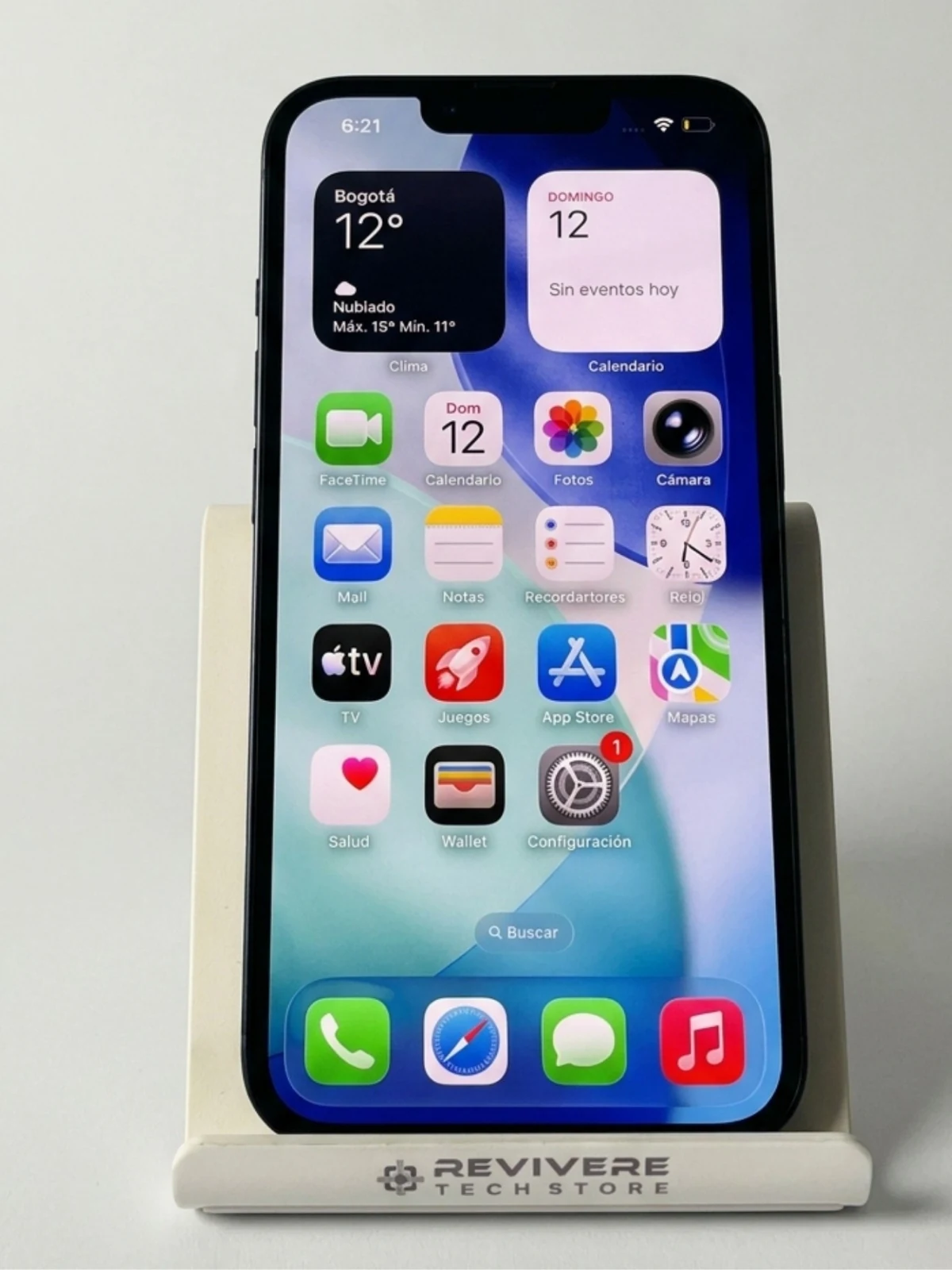 iPhone 13 real, encendido, sobre un soporte de Revivere Tech Store